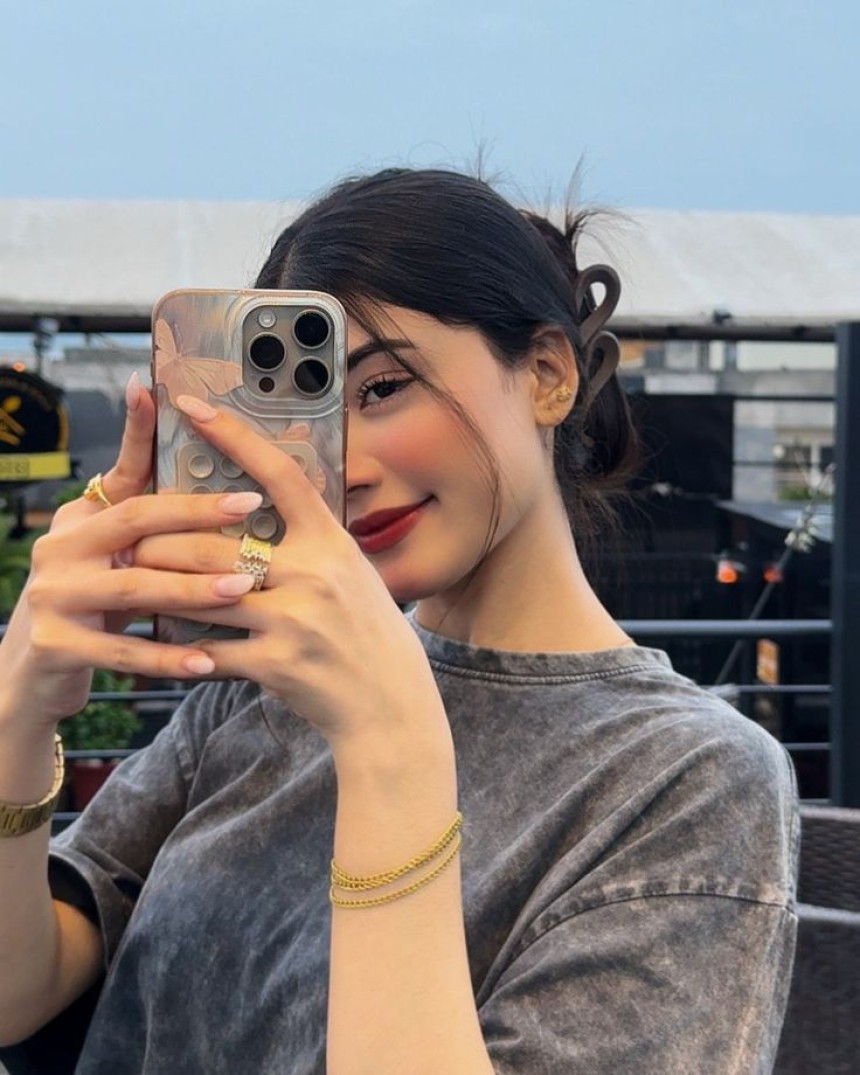 New Stylish Instagram DP for Girls